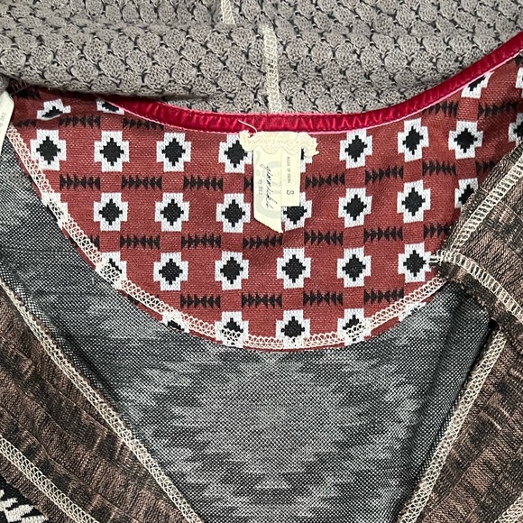 Beautiful light sweater size small. Gimmicks brand from the Buckle - Picture 2 of 6